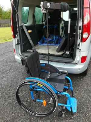 La grue de coffre Carolif 40 pour soulever un fauteuil roulant 