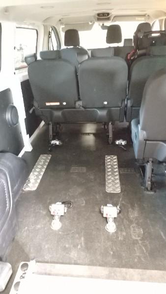 Transport d'un fauteuil roulant sur un Ford Custom Transit combi