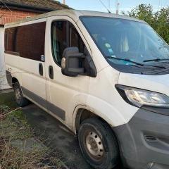 Véhicule Peugeot Boxer TPMR homologué 2 places assises + 1 fauteuil roulant