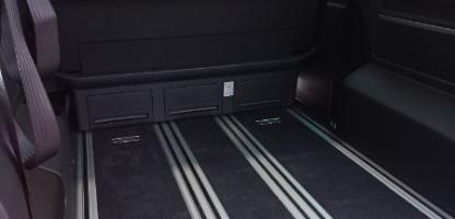 Transformation du Volkswagen Multivan pour le transport d'un fauteuil roulant Transformation du Volkswagen Multivan pour le transport d'un fauteuil roulant