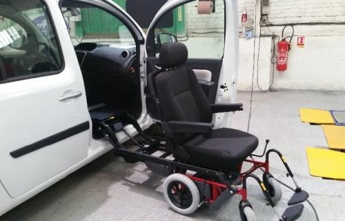 Turny - Carony siège Compact; installé sur un Renault Kangoo II