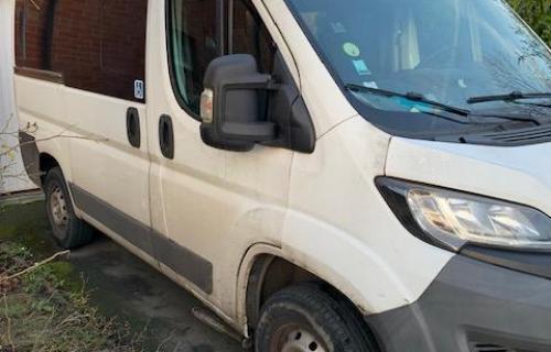 Véhicule Peugeot Boxer TPMR homologué 2 places assises + 1 fauteuil roulant